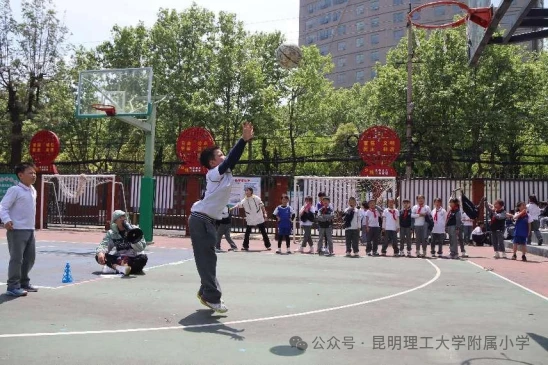 老年篮球爱好者如何保持罚球的手感?_0